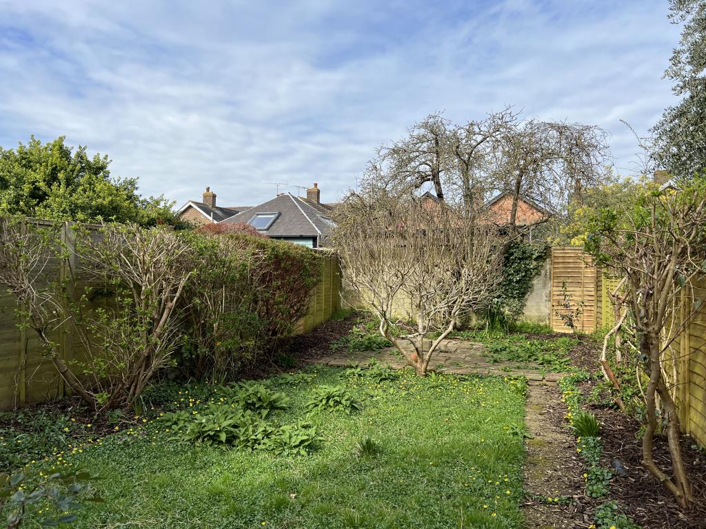 Lot: 19 - SEMI-DETACHED HOUSE WITH STRUCTURAL ISSUES - North facing garden